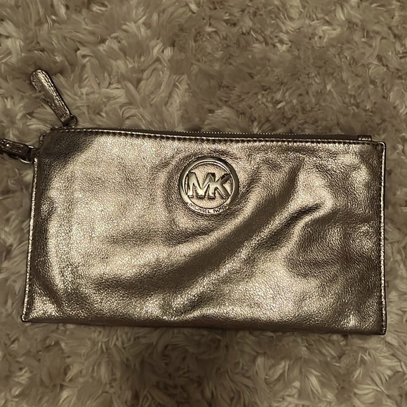 MK wrist bag like new used very few times smoke free - Picture 1 of 7